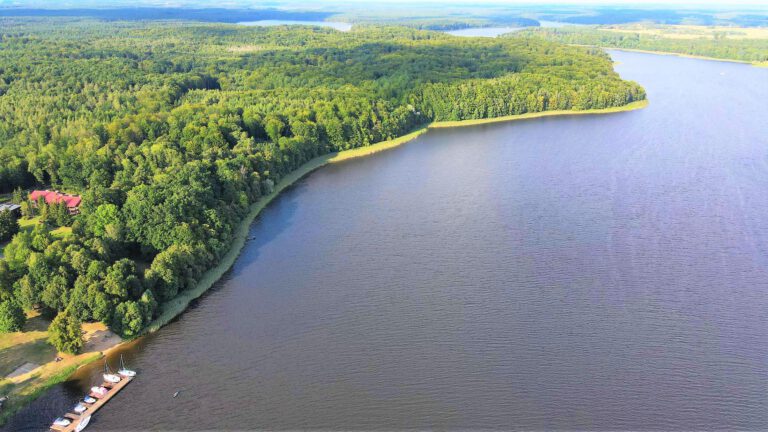 Malowniczy wypoczynek na Mazurach: Ośrodek Wypoczynkowy TVP w Sarnówku